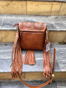 Bolso bandolera de cuero con pelo en diseño de flecos de piel de vaca y correa cruzada estilo occidental fabricante indio superior y proveedor - Product Image 3