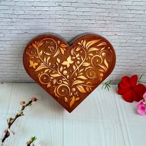 Boîte à bijoux en bois en forme de cœur sur mesure, fabrication artisanale en bois massif, rangement pour bibelots, décoration d'intérieur, cadeau - Product Image 2