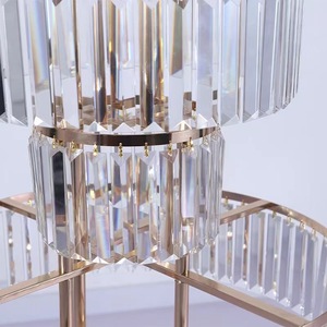 Grande décoration de table suspendue en métal doré et cristal, centre de table moderne pour mariage avec support à fleurs et bougeoirs - Product Image 4