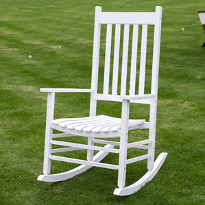 Fauteuil à bascule d'extérieur en bois rouge, dossier à tiges traditionnel, accoudoirs fixes, design durable pour usage en jardin - Product Image 4