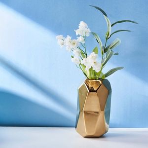 Vase à fleurs en métal décoratif contemporain pour les espaces de vie élégants avec un design unique et un attrait visuel élégant - Product Image 5