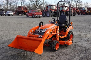 Tractor Kubota con Cargador Frontal Naranja 4x4 para Jardín Multifuncional - Product Image 6