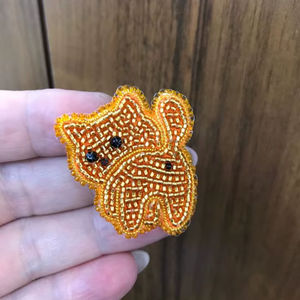 Encantador bolso mini cuadrado de perlas con motivos florales de cuentas negras en contraste y asa en blanco y negro, a precios de mayoreo. - Product Image 1