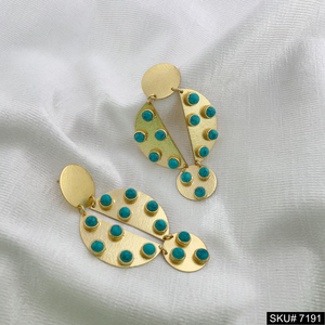 Pendientes colgantes de piedras preciosas azules, joyería de latón de diseñador chapada en oro con colgante geométrico para regalo de compromiso, incrustación de ajuste de bisel - Product Image 1