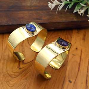 Brazalete ajustable en forma de V con piedras preciosas en color dorado, brazalete de latón llamativo para mujer. - Product Image 3