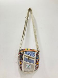 Sacs à bandoulière unisexes en coton multicolores faits à la main par des artisans, écologiques, durables, élégants, pour une utilisation en soirée - Product Image 4