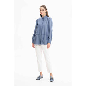 Blusa de popelina índigo con cintura bordada para mujer - Product Image 2