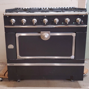 Horno de Gas de Doble Combustible La Cornue 1908 M-a-t-t-e Negro Satinado C-h-r-o-m-e con 5 Quemadores y Asador Eléctrico - Product Image 1