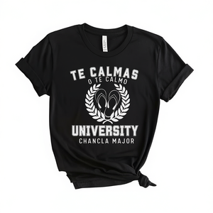 Divertente Maglietta Universitaria 'La Chancla' per la Mamma, Regalo per la Festa della Mamma 'Chingona', T-Shirt Promozionale 'Te Calmas O Te Calmo Latina' - Product Image 3