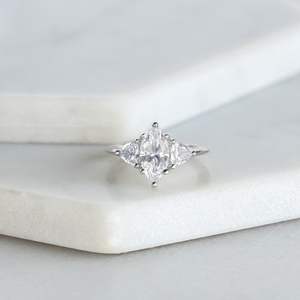 Bague à trois pierres Moissnaite Marquise Cut - Product Image 3