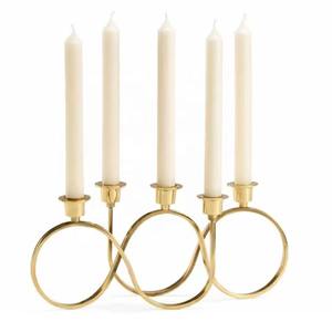 Magnifique bougeoir en métal argenté à motifs floraux, servant de base robuste qui assure à vos bougies une combustion sûre et stable. - Product Image 4