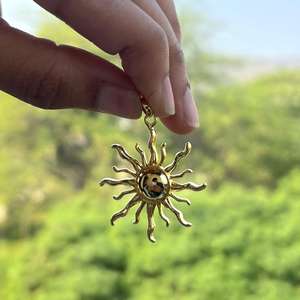 Pendentif élégant de style bohème avec des charmes ensoleillés pour la fabrication de colliers, plaqué or, bijoux minimalistes célestes, pendentif en forme de soleil - Product Image 5