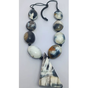 Collier pendentif en corne de buffle de luxe fait à la main avec chaîne de perles, bijoux à la mode avec charme en corne de taureau pour femmes, à porter pour les fêtes - Product Image 1