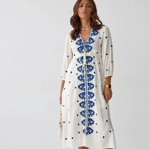 Robe longue blanche 100 % coton, coupe droite, ourlet évasé, broderie bleue, lavable, style décontracté ou habillé - Product Image 1