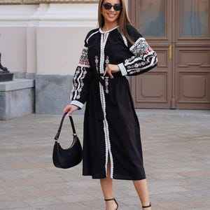 Robe en lin brodée Ukraine noire faite à la main Style Vishivanka avec des détails de chemise brodés traditionnels pour les femmes - Product Image 4