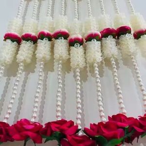 Guirlandes suspendues de fleurs artificielles de Mogra avec perles Moti Mala et roses rouges pour la décoration et les événements de mariage indien Haldi Mehendi - Product Image 5