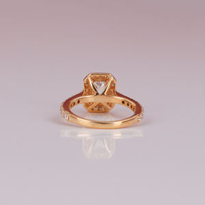 Anillo de compromiso de diseño personalizado de diamante cultivado en laboratorio de corte esmeralda lujoso chapado en oro de 10KT, ajuste de Halo de moda, regalo certificado IGI - Product Image 3