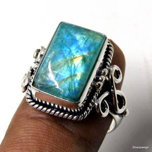 Anillo de piedras preciosas de piedra natal bohemia de plata de ley con tratamiento térmico de coral natural blanco para mujer - Product Image 1