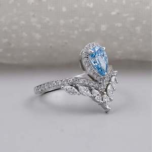Ensemble de bijoux fins pour femme certifié IGI, avec bague halo en diamant bleu fantaisie taille poire et alliance à sertissage griffe chevron marquise - Product Image 2