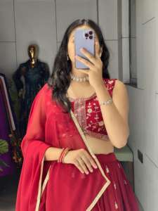 Vêtements de mariage de créateur de qualité supérieure Fil à broder exclusif en georgette lourde et séquence de travail Lehenga Choli - Product Image 2