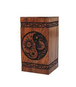 Urnes funéraires modernes en bois pour adultes, funérailles et funérailles faites à la main avec logo personnalisé à bas prix - Product Image 1