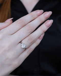 Bague de fiançailles en moissanite taille ovale 7x9 mm avec trois pierres et pierres latérales plaquée or blanc, bijoux de mariage et d'anniversaire - Product Image 3
