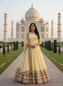 Robe Anarkali de haute qualité pour femmes, robe de mariée et de soirée de luxe, robe Anarkali avec broderie à la main, disponible à la vente - Product Image 3