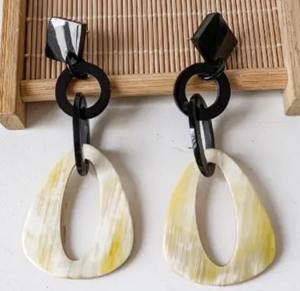 Pendientes de cuerno de búfalo pulido de nuevo diseño al por mayor para mujer artesanías naturales de estilo animal hechas a mano de La India - Product Image 2