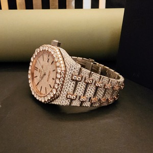 Reloj de Dos Tonos con Movimiento de Cuarzo Suizo Analógico, Esfera Baguette, Caja Redonda de Acero Inoxidable de Lujo Personalizado con Diamantes de Moissanita - Product Image 2