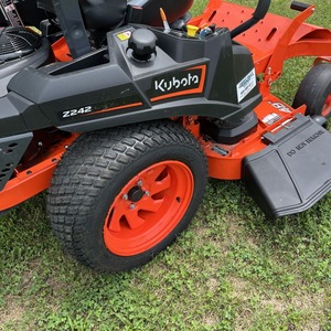 เครื่องตัดหญ้าแบบ Zero Turn ยี่ห้อ Kubota รุ่นดีเซล สำหรับมืออาชีพ พร้อมเบาะนั่งสบายและใบมีดตัดหญ้าความแม่นยำสูง เหมาะสำหรับงานจัดสวน - Product Image 3