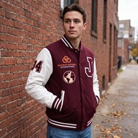 Veste universitaire en chenille bordeaux et blanc avec patch globe en chenille, manches en cuir véritable, personnalisable, OEM