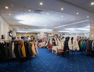 Pantalones cortos de baloncesto retrospectivos auténticos rojos y negros personalizados de la industria de ropa deportiva al por mayor - Product Image 3