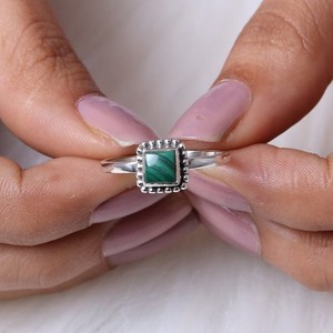 Vente en gros de bagues de designer élégantes en argent sterling 925 avec cabochon en malachite et pierres précieuses serti de diamants Anniversaire classique - Product Image 3