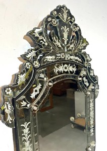 Miroir vénitien gravé avec un blason orné rubis - Product Image 2