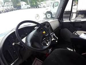 Camión de Plataforma Plana Usado de Servicio Mediano, Modelo 2020 M2 106, 26 pies - 240HP, Transmisión Automática de 6 Velocidades, Exportaciones Globales - Product Image 2