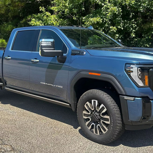 2025 Sierra 2500HD Denali 4x4 Turbodiésel V8, Color Downpour Metallic, Sistema de Audio en la Puerta Trasera por KICKER - Product Image 1