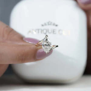 Anillo de compromiso con diamante solitario de corte marquesa y engaste en V en oro amarillo - Product Image 6