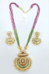 Collar con colgante de diseñador Kundan con piedras verdes y pendientes Regalo de joyería perfecto para mujeres para bodas y celebraciones - Product Image 3