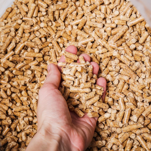 Granulés de bois écologiques de qualité supérieure, 100% naturels, haute densité énergétique, pour le chauffage et l'usage industriel en grande quantité. - Product Image 1