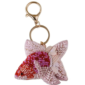 Porte-clés et accessoires de sac en perles de rocaille brodées, motif poisson magnifique, couleurs rose et rouge, d'Inde - Product Image 1