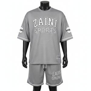 Conjunto de pantalones cortos de malla de poliéster de alta calidad de 180 GSM, con panel de rayas blancas y negras, tela suave y transpirable, logotipo personalizado por transferencia térmica. - Product Image 4