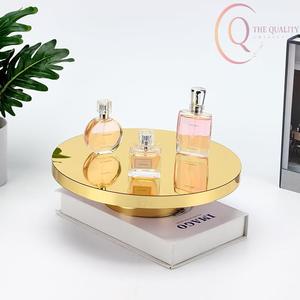 Support à gâteau en métal élégant avec un support solide, idéal pour présenter des gâteaux lors d'événements et de célébrations - Product Image 6