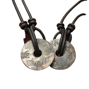 Viking fait à la main forgé bouclier celtique collier pendentif nouveaux Designs cordon de coton motif géométrique romantique pour les fêtes chrétiennes - Product Image 1