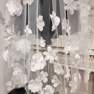 Voiles de mariée blancs élégants et naturels faits à la main, parfaits pour votre mariage offrant une beauté intemporelle pour votre journée spéciale - Product Image 4