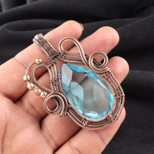 Colgante de Moda con Gema de Topacio Azul Cielo en Forma de Pera, Envuelto en Alambre de Cobre Plateado, Diseño de Collar Azul Océano - Product Image 4