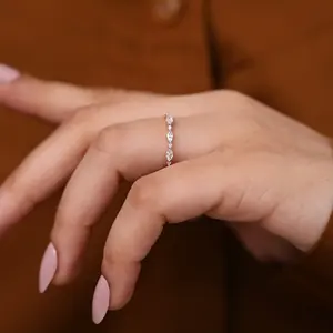 Anillo de Boda de Media Eternidad en Oro Amarillo Platino con Diamantes de Laboratorio Marquise Claridad VS, Joyería Fina de 10k con Certificado IGI, Engaste con Incrustaciones - Product Image 5