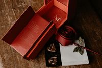 Boîte cadeau rigide de qualité supérieure, rectangulaire, en carton, fermeture magnétique rouge, logo en feuille d'or, emballage artisanal haut de gamme