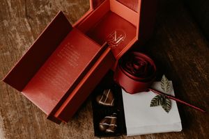 Caja de Regalo Rígida Premium, Rectangular, de Cartón, con Cierre Magnético Rojo, Logotipo en Lámina Dorada, Empaque de Alta Gama - Product Image 4