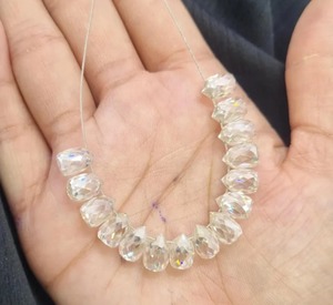 Perles de diamant Moissanite en forme de briolette blanche perles de diamant à facettes faites à la main et bijoux personnalisés - Product Image 1