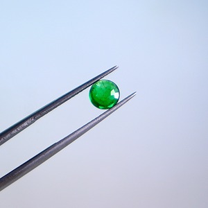 Piedra preciosa suelta redonda Swat verde esmeralda Natural hecha en la India de 6mm pulida para creación de joyería al por mayor - Product Image 3
